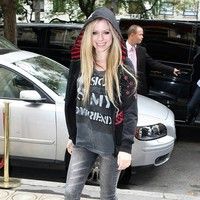 Avril Lavigne is all smiles as she leaves her Paris hotel photos | Picture 77890